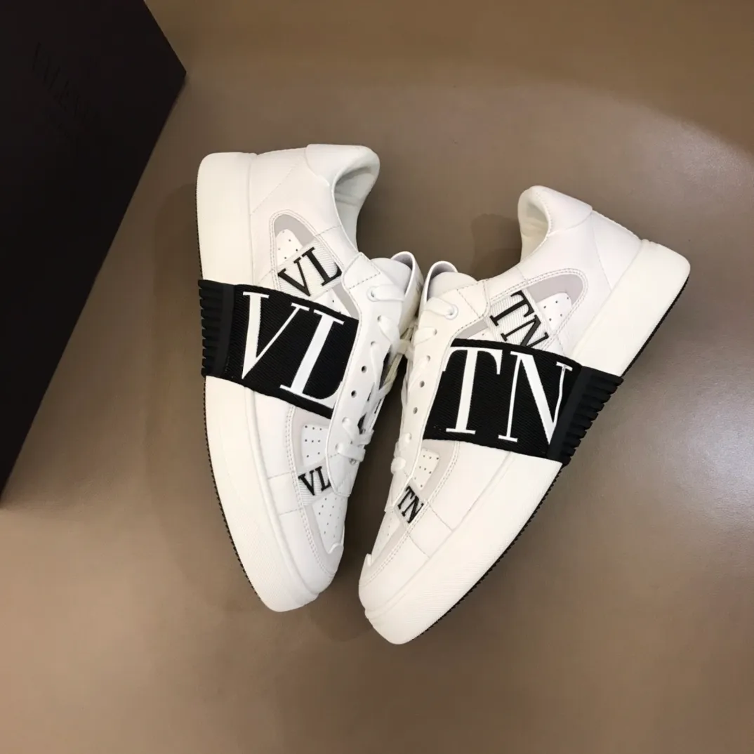 p440 "Valentin*" new spring and summer calfskin lace-up sneakers. No man should be able to refuse these shoes. The classic color scheme is so handsome! Purchase a high-precision replica of the original version to instantly sell off the market currency! 6 VLTN logo rubber effect straps - Valentino Garavani Logo printed on the back and tongue, all materials are customized to ensure quality! Size: 38-44
